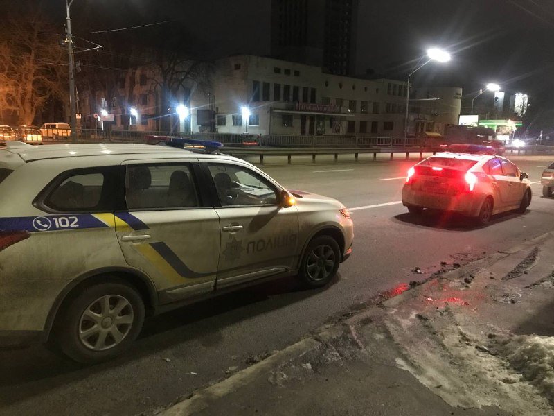 В Киеве внедорожник BMW влетел в ВАЗ и отправил его на обочину: пострадала женщина-пассажир 4