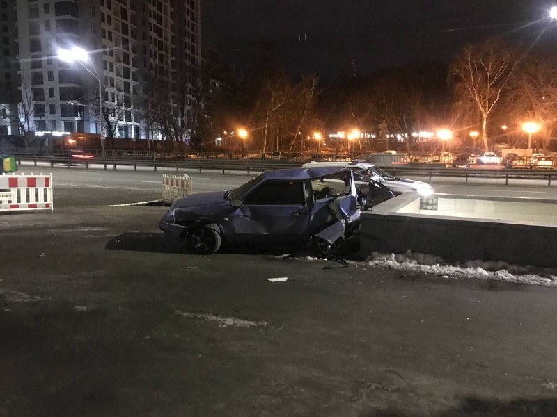 В Киеве внедорожник BMW влетел в ВАЗ и отправил его на обочину: пострадала женщина-пассажир 5