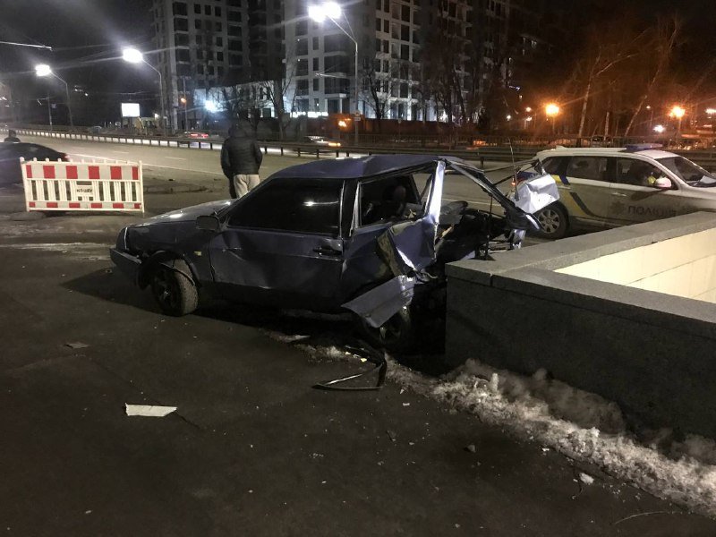В Киеве внедорожник BMW влетел в ВАЗ и отправил его на обочину: пострадала женщина-пассажир 6