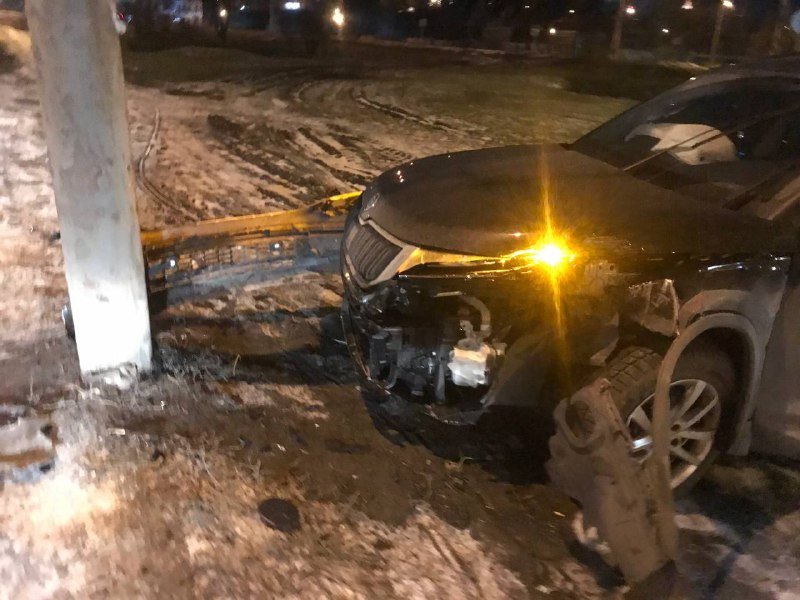 В Киеве на бульваре Дружбы Народов Skoda врезалась в столб: за рулем была беременная женщина 4