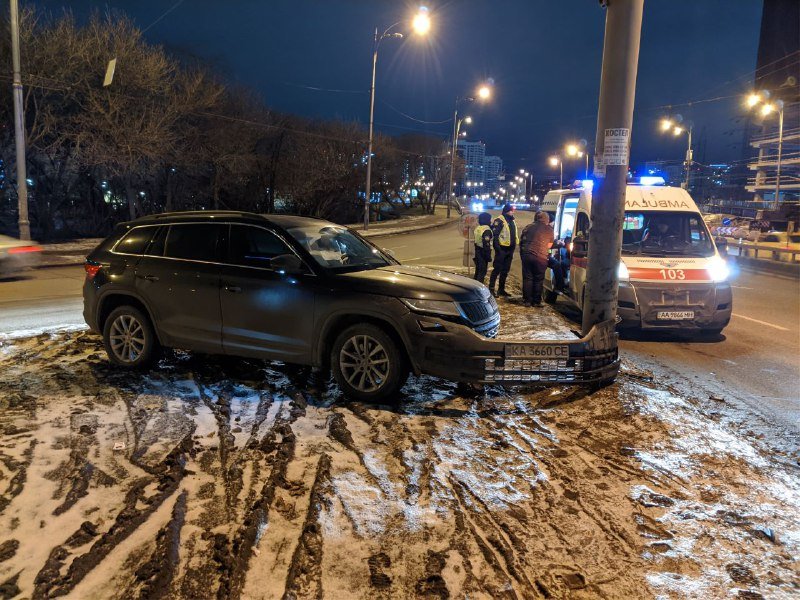 В Киеве на бульваре Дружбы Народов Skoda врезалась в столб: за рулем была беременная женщина 5