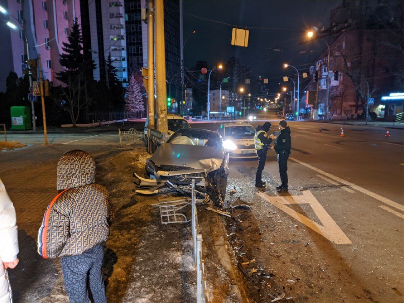 В Киеве мужчина угнал Mercedes, устроил ДТП и влетел в забор 1
