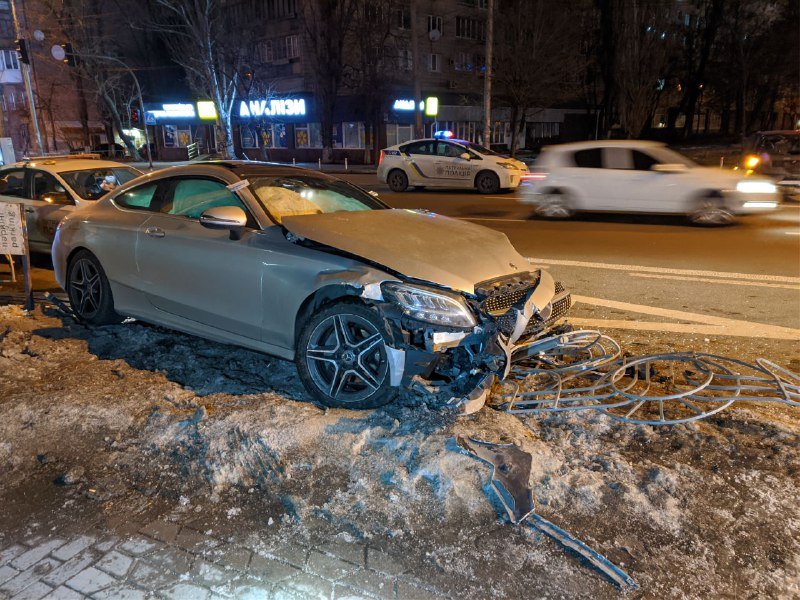 В Киеве мужчина угнал Mercedes, устроил ДТП и влетел в забор 3