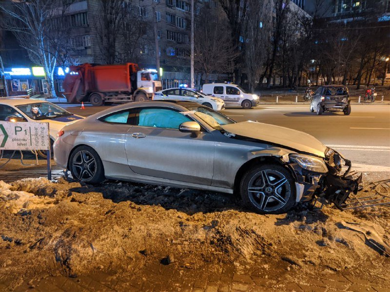 В Киеве мужчина угнал Mercedes, устроил ДТП и влетел в забор 6