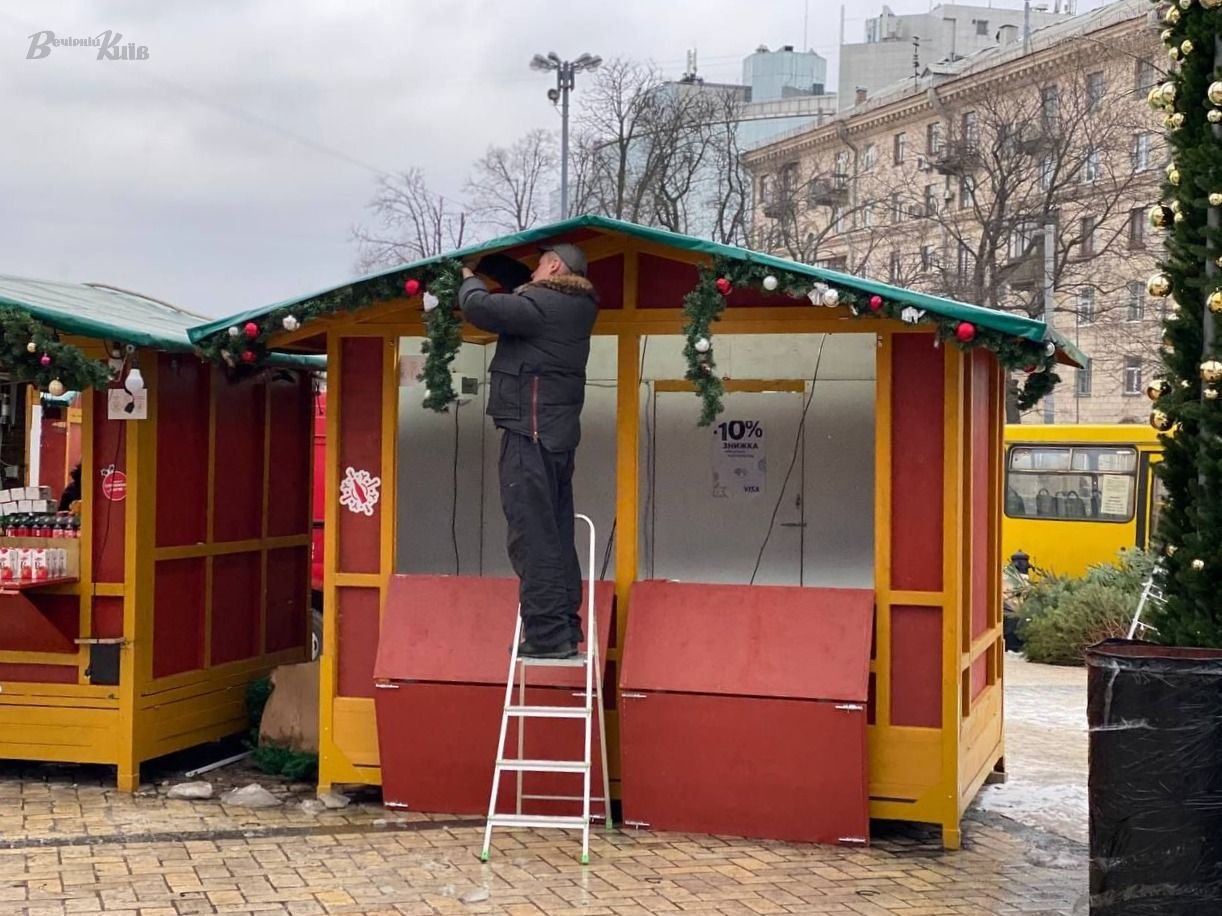 В Киеве начали демонтаж главной елки страны на Софийской площади 1