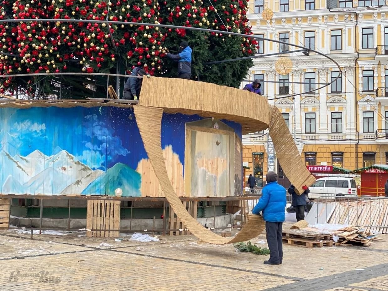 В Киеве начали демонтаж главной елки страны на Софийской площади 2