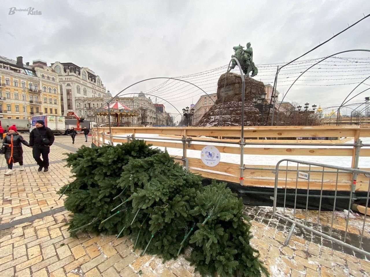 В Киеве начали демонтаж главной елки страны на Софийской площади 3