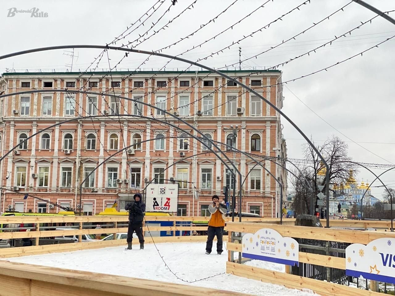 В Киеве начали демонтаж главной елки страны на Софийской площади 4