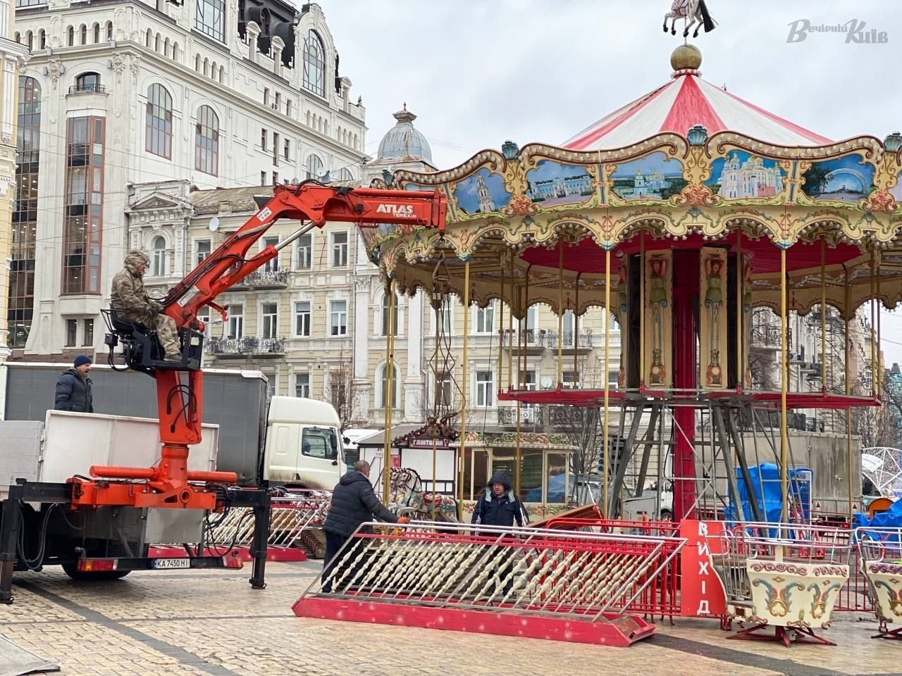 В Киеве начали демонтаж главной елки страны на Софийской площади 5