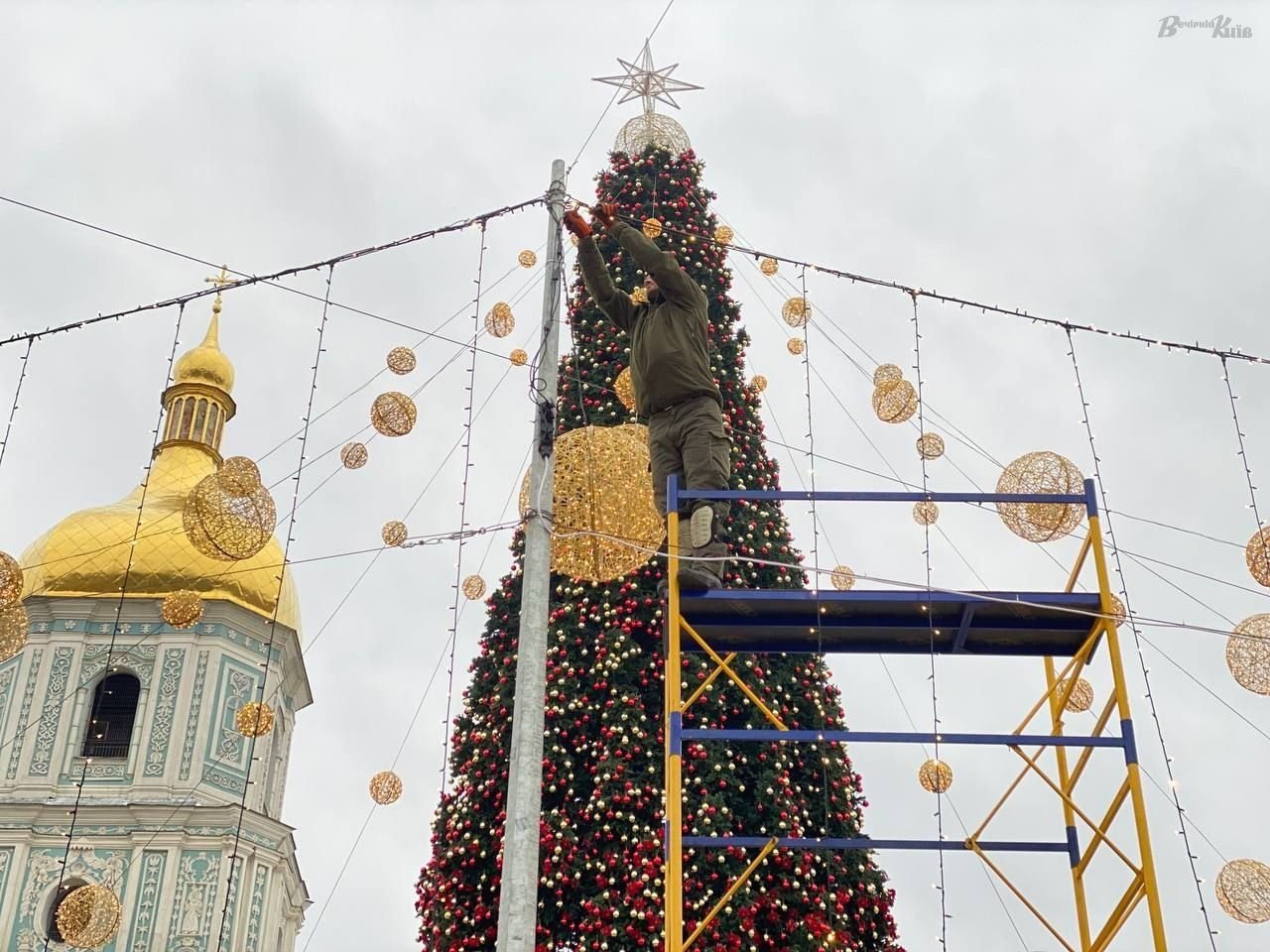 В Киеве начали демонтаж главной елки страны на Софийской площади 6
