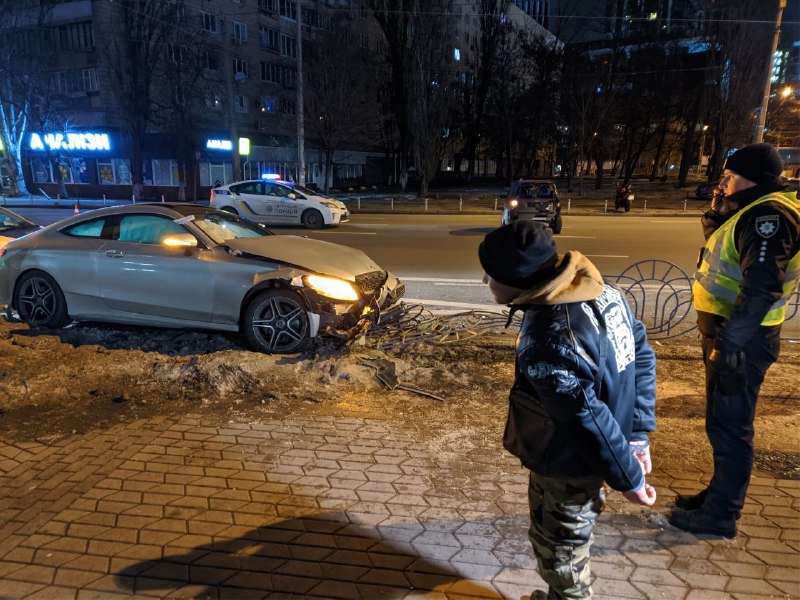 В Киеве пьяный мужчина угнал Mercedes и разбил его через 2 км: новые подробности ДТП 8