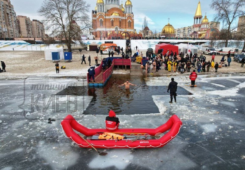 Крещение 2022: как жители Киева купаются в Днепре 10