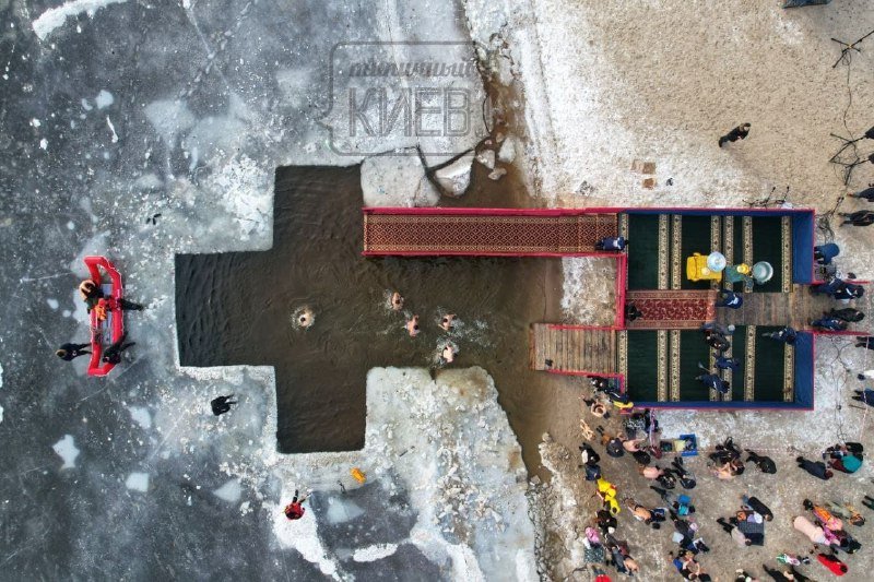 Крещение 2022: как жители Киева купаются в Днепре 11