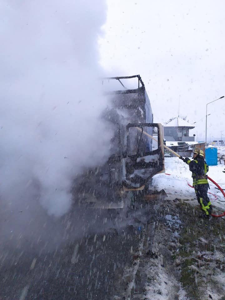 В Киеве посреди улицы сгорела фура 1