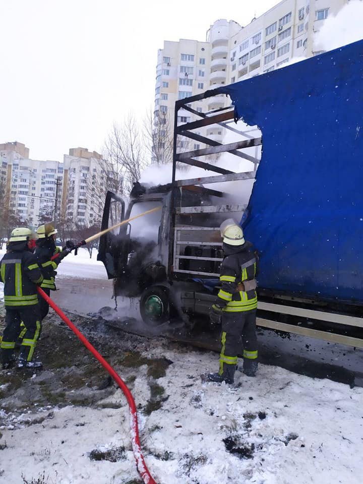 В Киеве посреди улицы сгорела фура 2