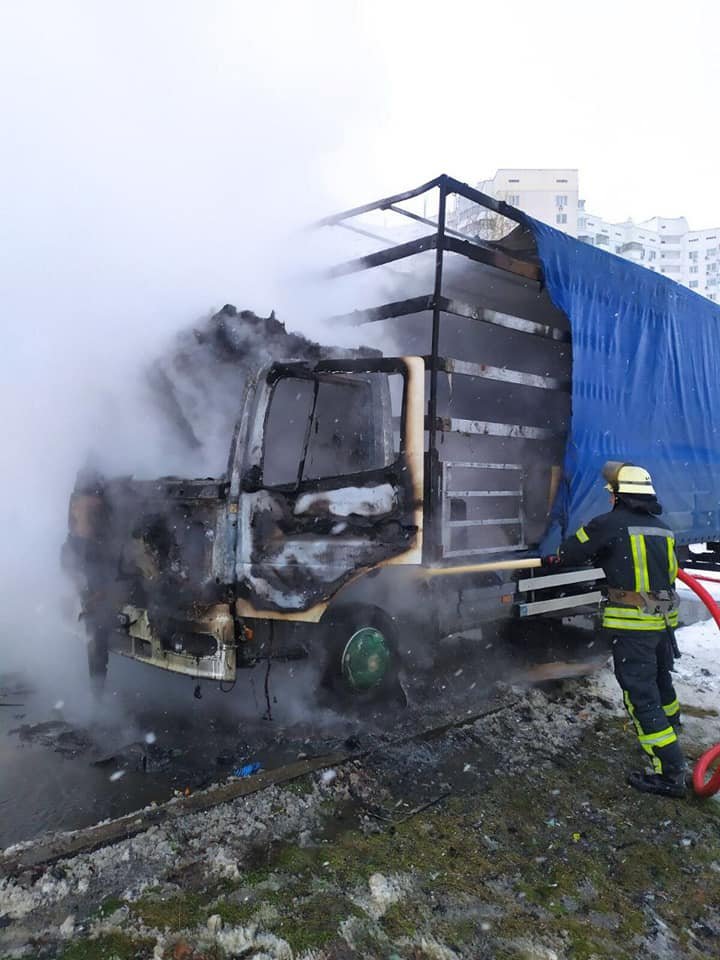 В Киеве посреди улицы сгорела фура 3