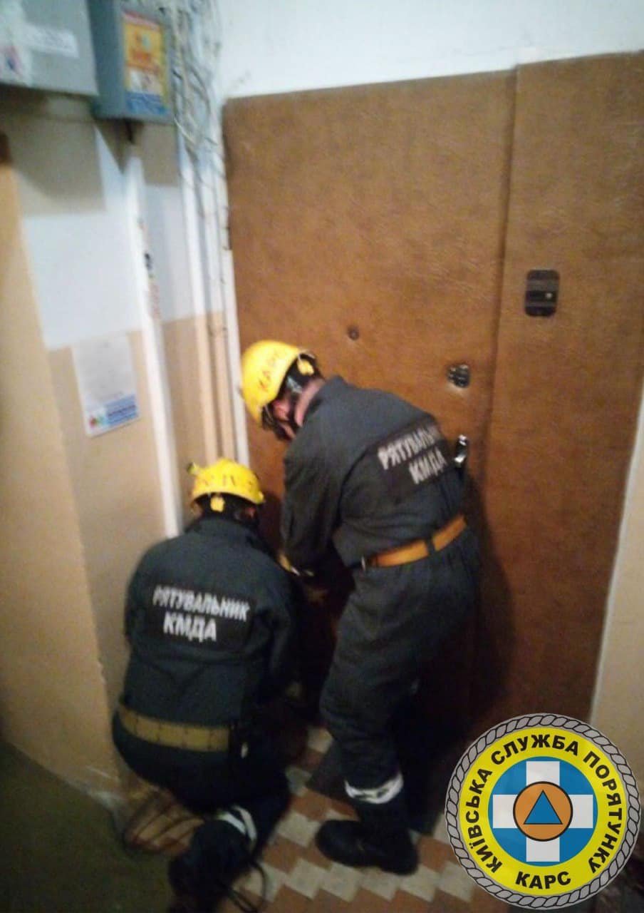 В Киеве трехлетний ребенок оказался в запертой квартире: спасатели спиливали двери 1
