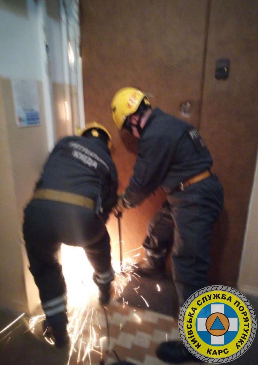 В Киеве трехлетний ребенок оказался в запертой квартире: спасатели спиливали двери 2