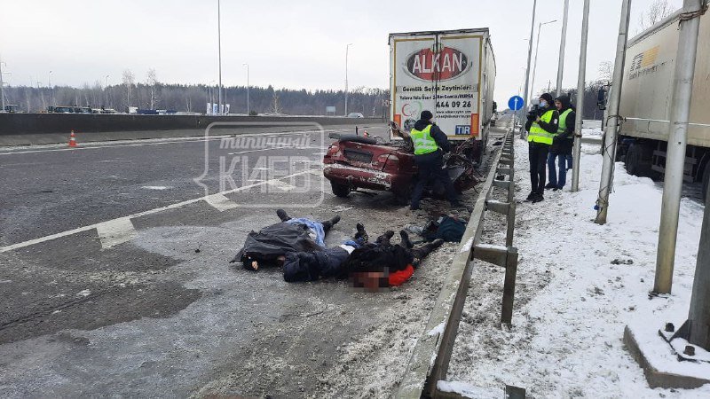 Под Киевом Daewoo с пассажирами влетел под фуру: погибли 4 человека 1
