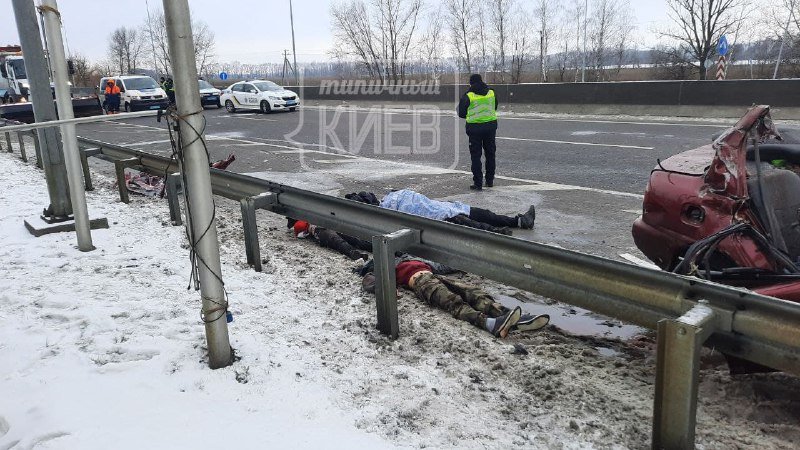 Под Киевом Daewoo с пассажирами влетел под фуру: погибли 4 человека 2