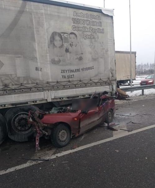 Под Киевом Daewoo с пассажирами влетел под фуру: погибли 4 человека 5