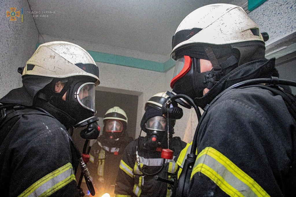 В Киеве в горящей многоэтажке на Оболони погиб мужчина 1