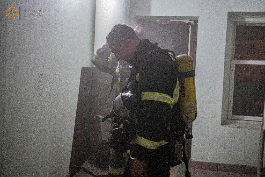 В Киеве в горящей многоэтажке на Оболони погиб мужчина 4