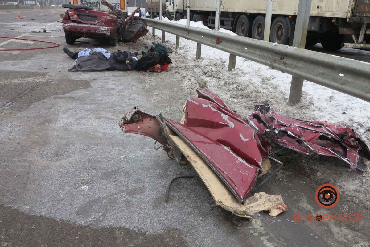Под Киевом Daewoo с пассажирами влетел под фуру: новые подробности смертельного ДТП. Фото с места 13