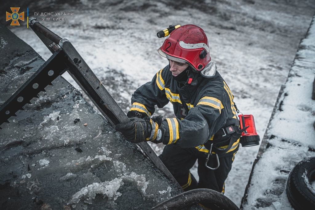 В Киеве во время пожара в частном доме спасли троих человек 1