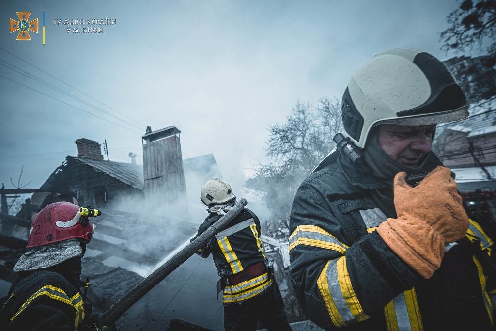 В Киеве во время пожара в частном доме спасли троих человек 2
