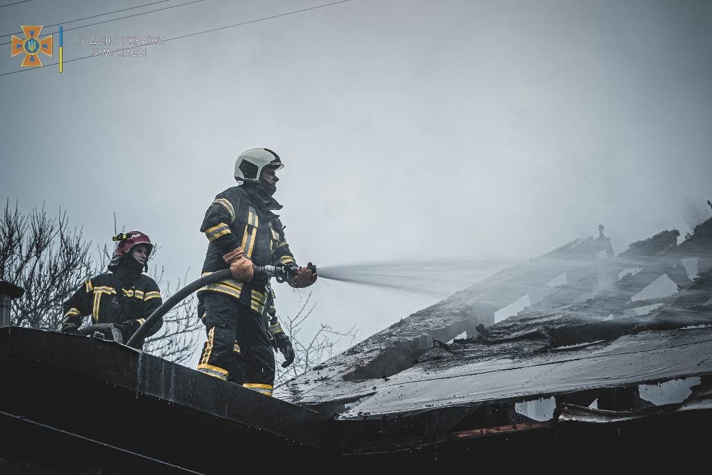 В Киеве во время пожара в частном доме спасли троих человек 3