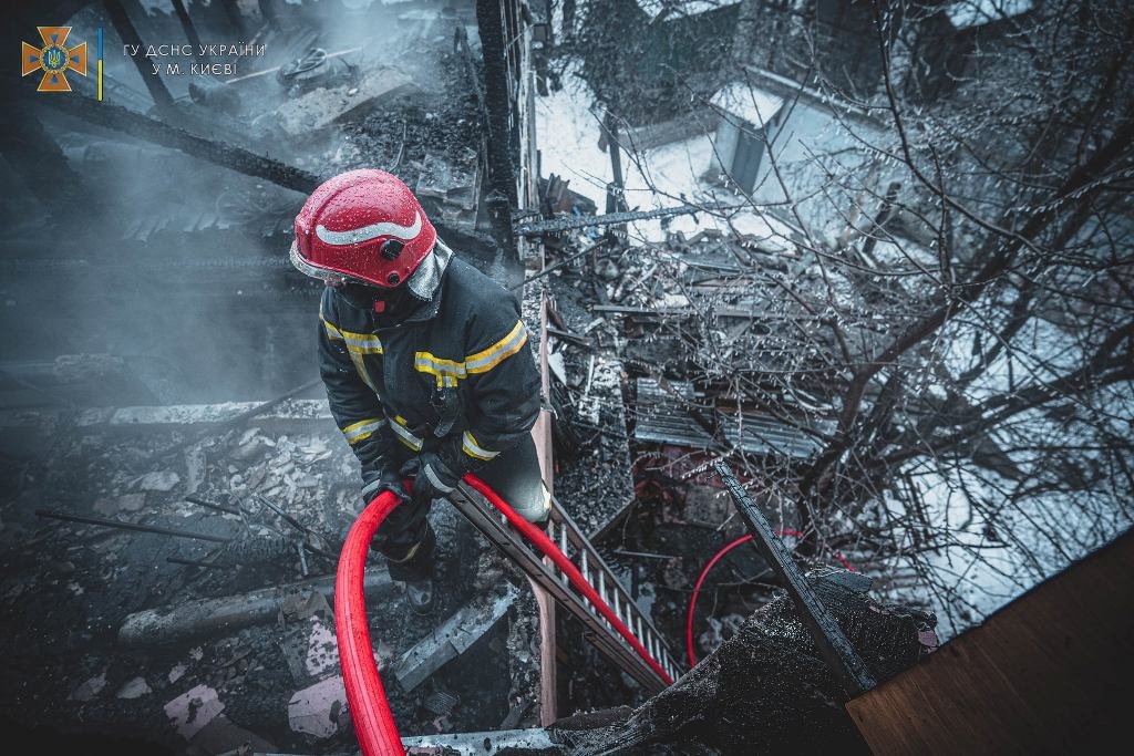 В Киеве во время пожара в частном доме спасли троих человек 4