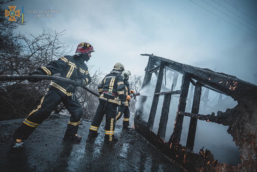 В Киеве во время пожара в частном доме спасли троих человек 6