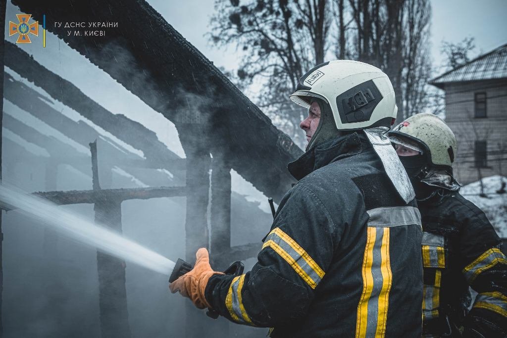 В Киеве во время пожара в частном доме спасли троих человек 7