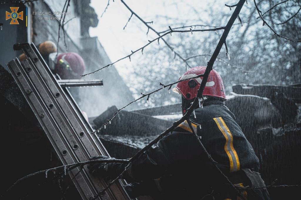 В Киеве во время пожара в частном доме спасли троих человек 8