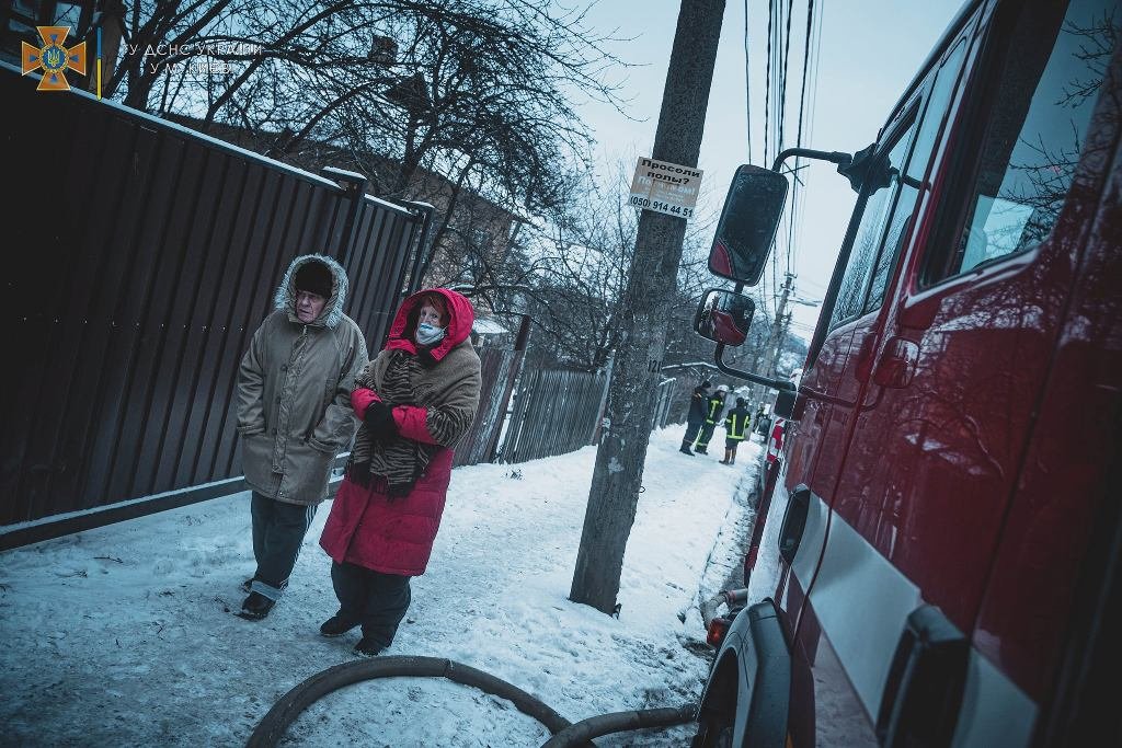 В Киеве во время пожара в частном доме спасли троих человек 9