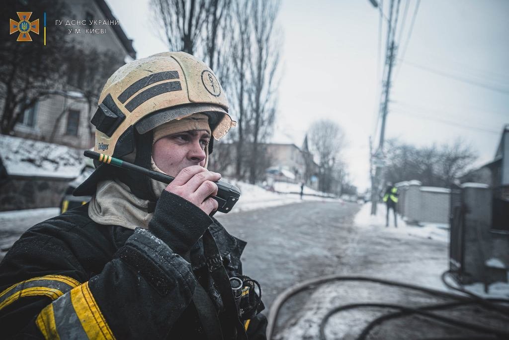 В Киеве во время пожара в частном доме спасли троих человек 10