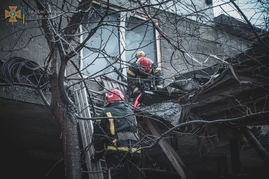В Киеве во время пожара в частном доме спасли троих человек 11