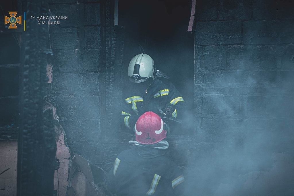 В Киеве во время пожара в частном доме спасли троих человек 12