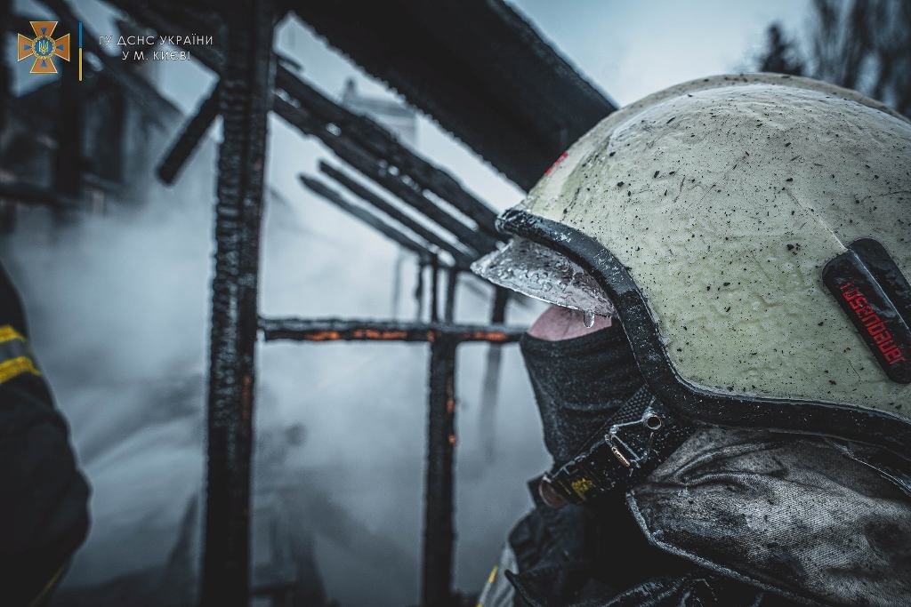 В Киеве во время пожара в частном доме спасли троих человек 14