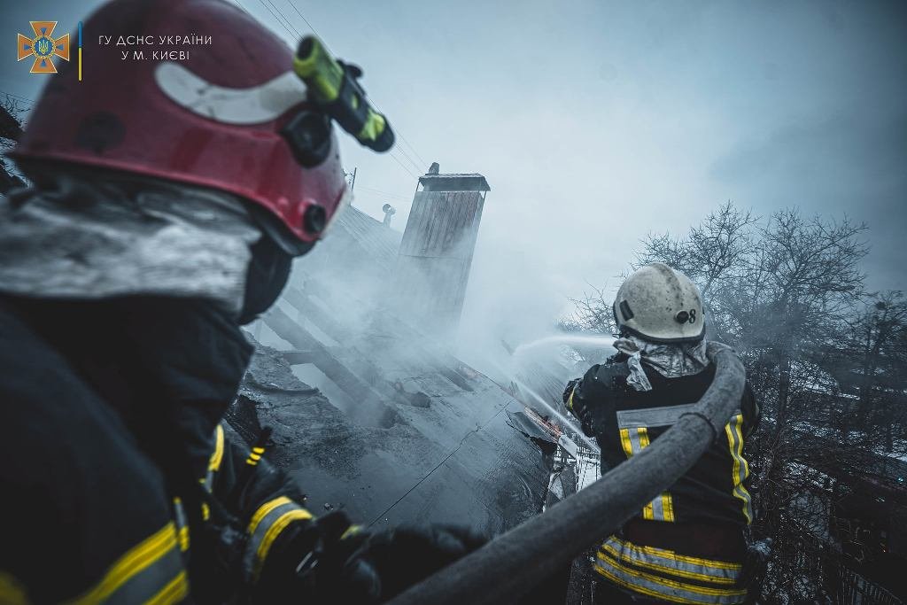 В Киеве во время пожара в частном доме спасли троих человек 15
