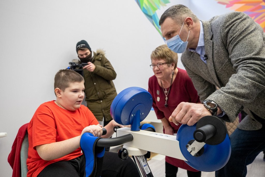 В Киеве открыли новый современный Центр комплексной реабилитации детей и лиц с инвалидностью: где и как выглядит 17