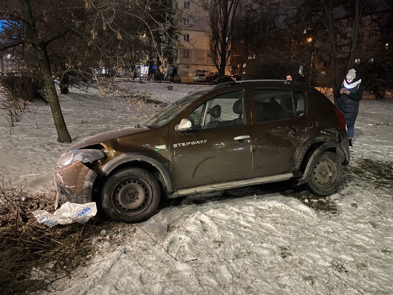 В Киеве столкнулись Dodge, Mercedes и Dacia: машины выкинуло на тротуар, есть пострадавшие 1