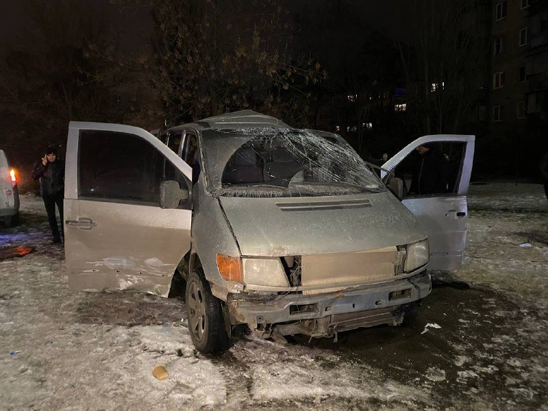 В Киеве столкнулись Dodge, Mercedes и Dacia: машины выкинуло на тротуар, есть пострадавшие 2