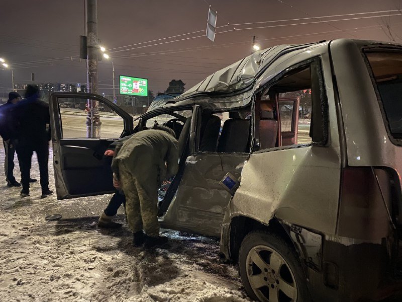 В Киеве столкнулись Dodge, Mercedes и Dacia: машины выкинуло на тротуар, есть пострадавшие 3