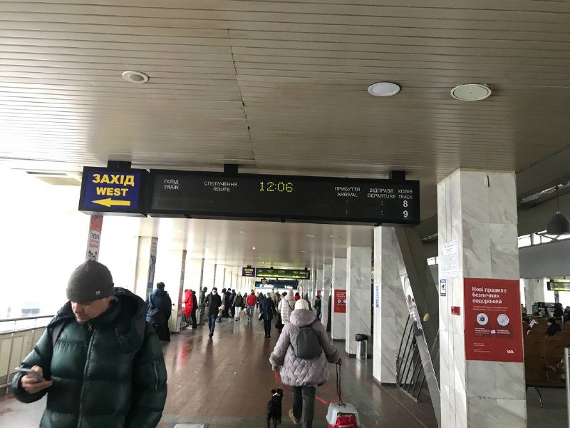В Киеве "заминировали" жд вокзал, школы и аэропорт 2
