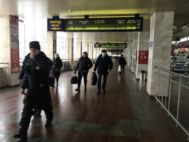 В Киеве "заминировали" жд вокзал, школы и аэропорт 3