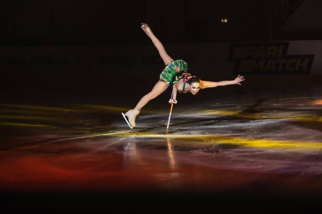 В Киеве до конца зимы на катке Roshen Winter Villag покажут цирковые перформансы 1