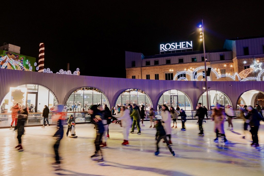 В Киеве до конца зимы на катке Roshen Winter Villag покажут цирковые перформансы 2