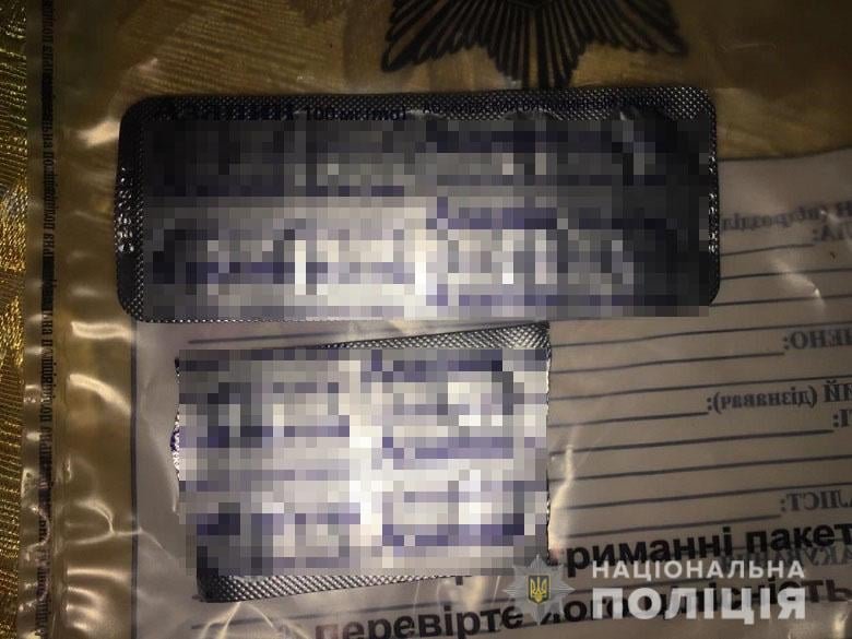 В Киеве таксист напоил пассажирку кофе с психотропами и ограбил 2